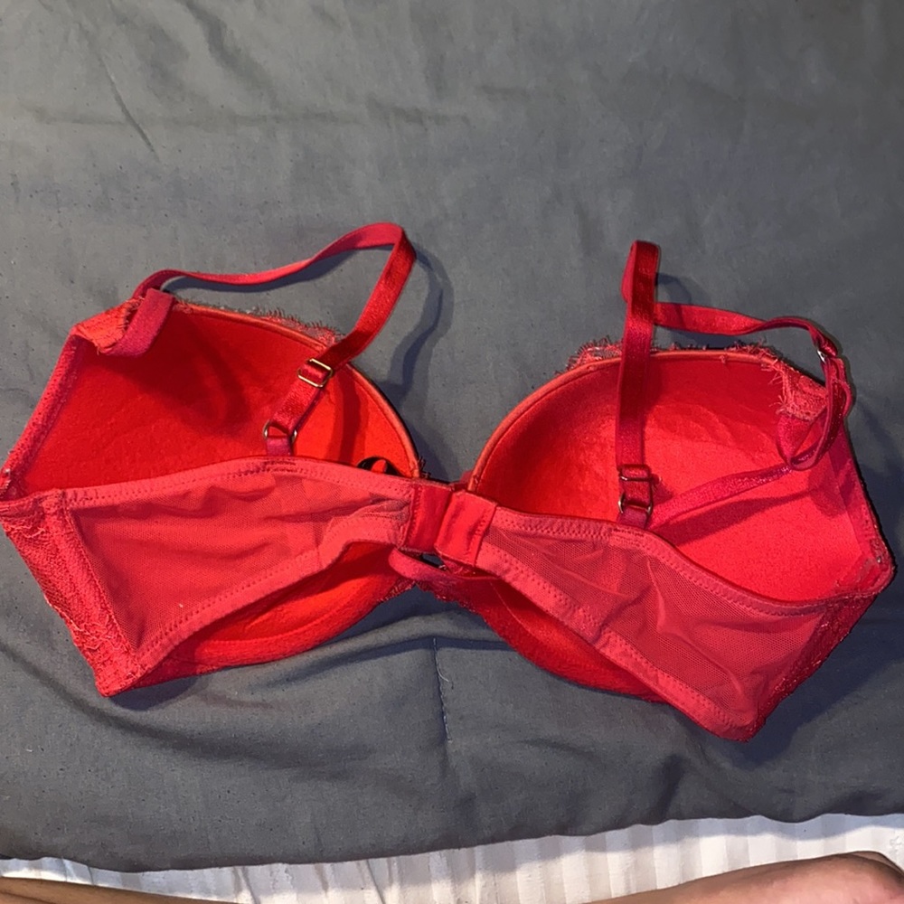 Red bra - Picture 3 of 5